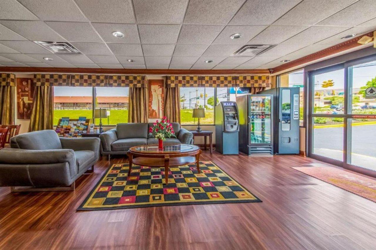 Econo Lodge Mount Laurel Bagian luar foto