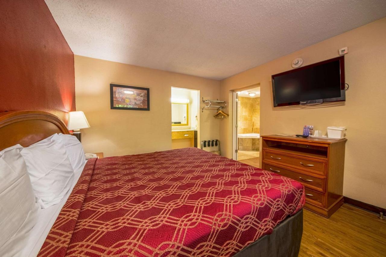 Econo Lodge Mount Laurel Bagian luar foto