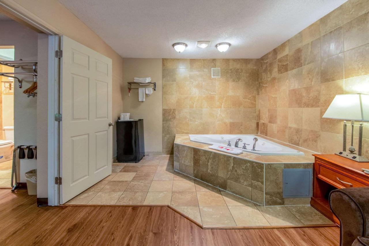 Econo Lodge Mount Laurel Bagian luar foto