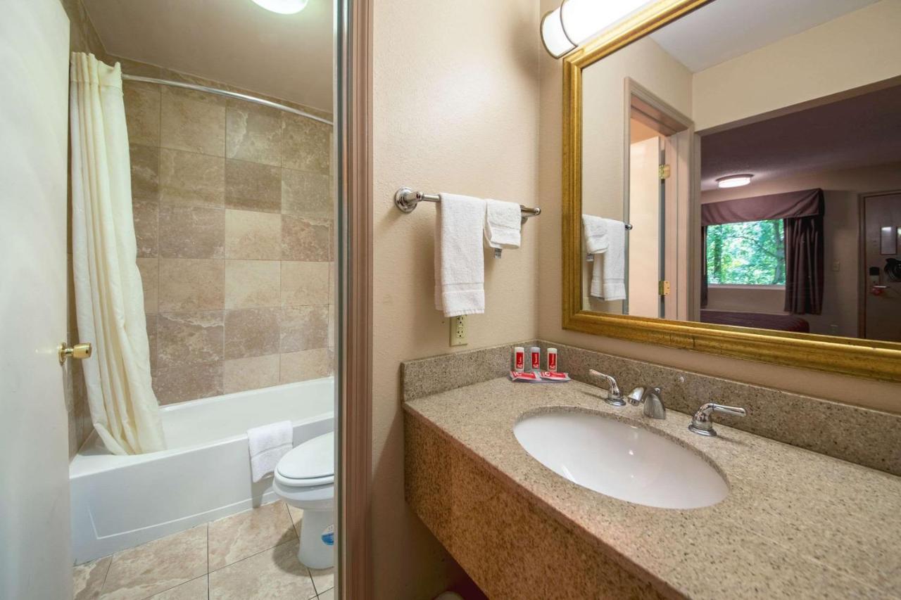 Econo Lodge Mount Laurel Bagian luar foto
