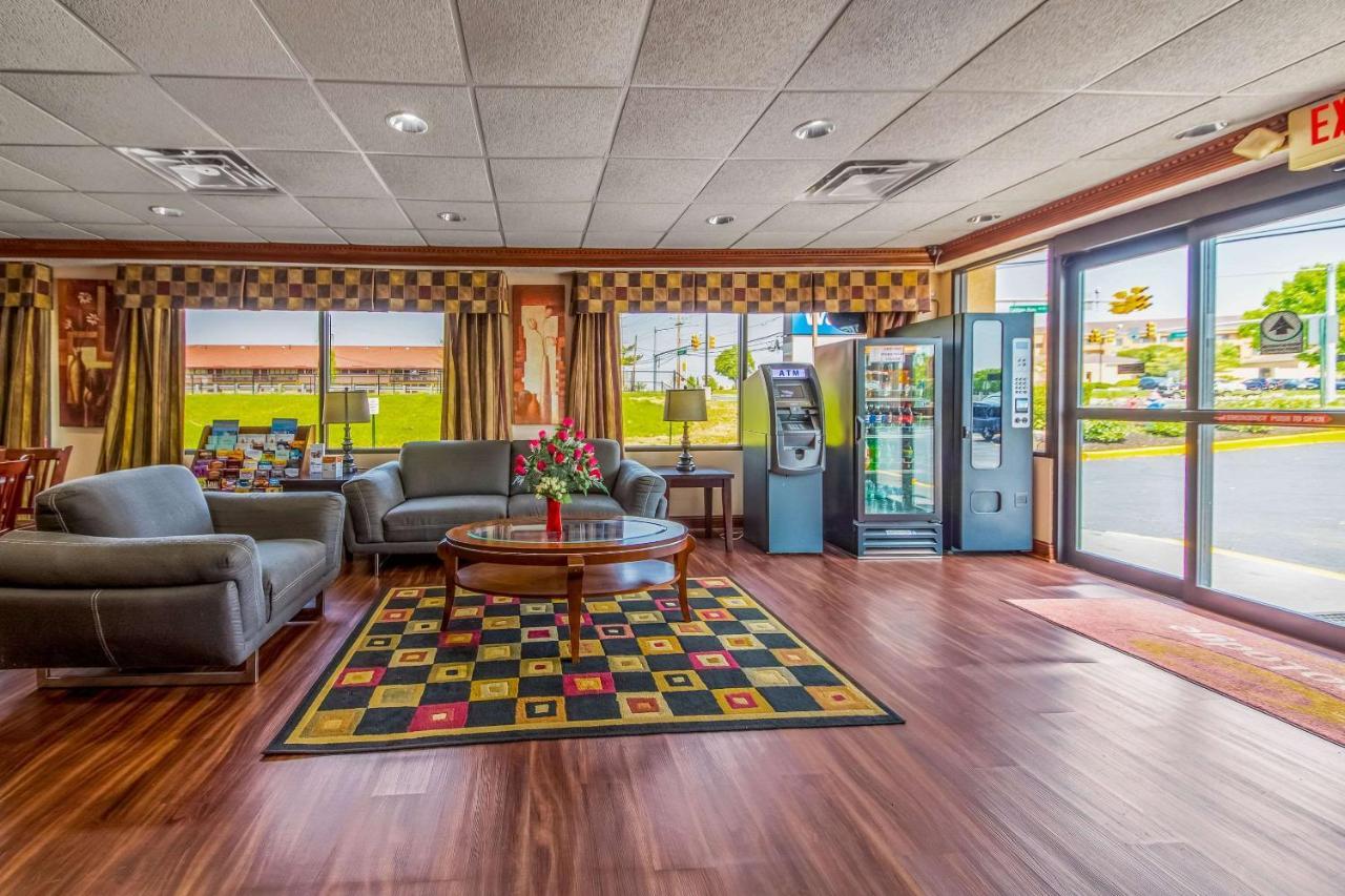 Econo Lodge Mount Laurel Bagian luar foto