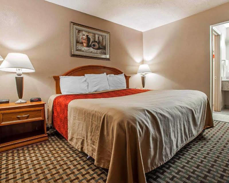 Econo Lodge Mount Laurel Bagian luar foto