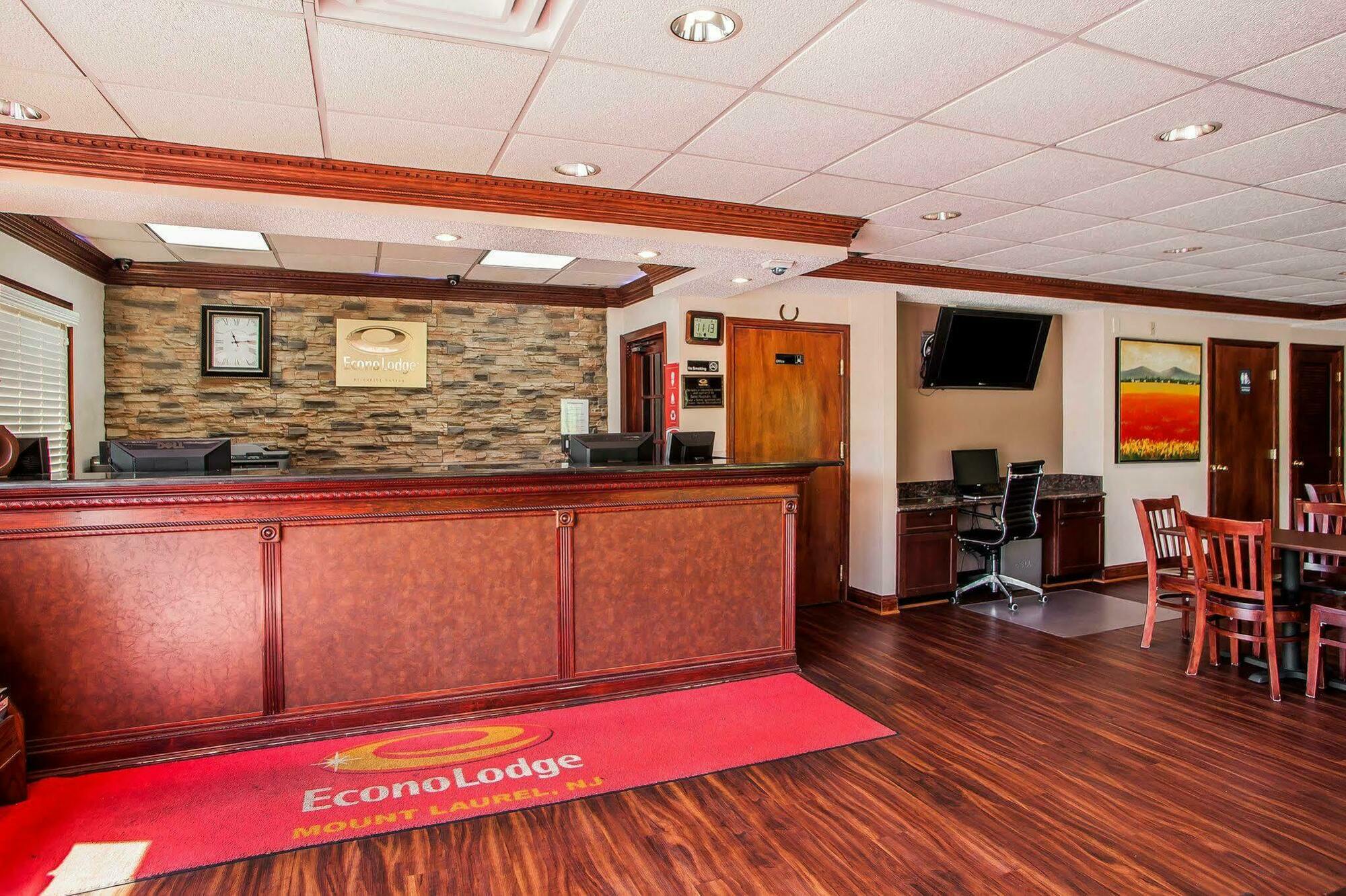 Econo Lodge Mount Laurel Bagian luar foto